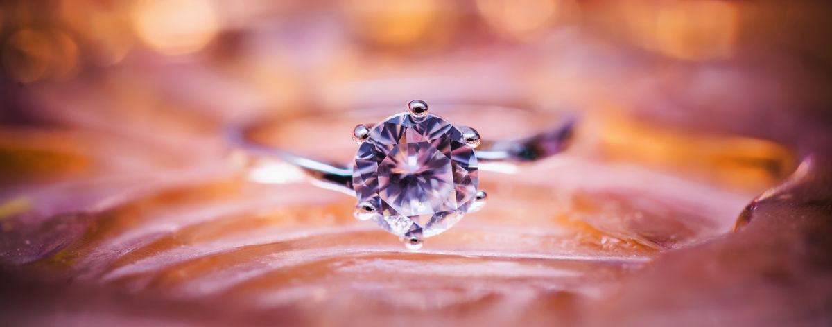 Nhẫn kim cương VNL với viên kim cương chính diện, chế tác vàng trắng 18K